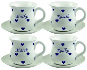 Biela šálka s modrými srdiečkami, podšálkou a menom na želanie.