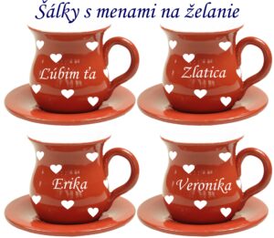 Červená šálka s červenou podšálkou, srdiečkami a menom na želanie 2